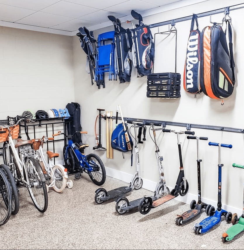 19 Garage -Wandideen, um Ihren Raum in kürzester Zeit zu verwandeln 18 Eine Sammlung von Rollern in einer Garage