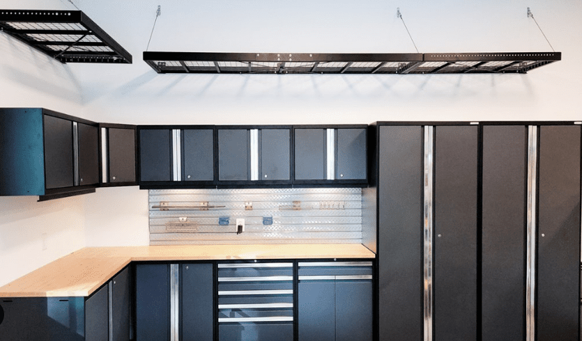 19 Garage -Wandideen, um Ihren Raum in kürzester Zeit zu verwandeln 28 Eine Wand mit Garagenwerkzeughüllen bedeckt