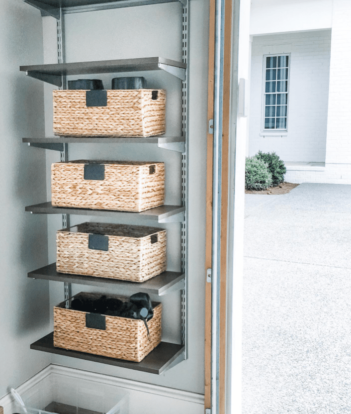 19 Garage -Wandideen, um Ihren Raum in kürzester Zeit zu verwandeln 36 Kleine Garagenwand mit einem Stapel Weiden -Backets