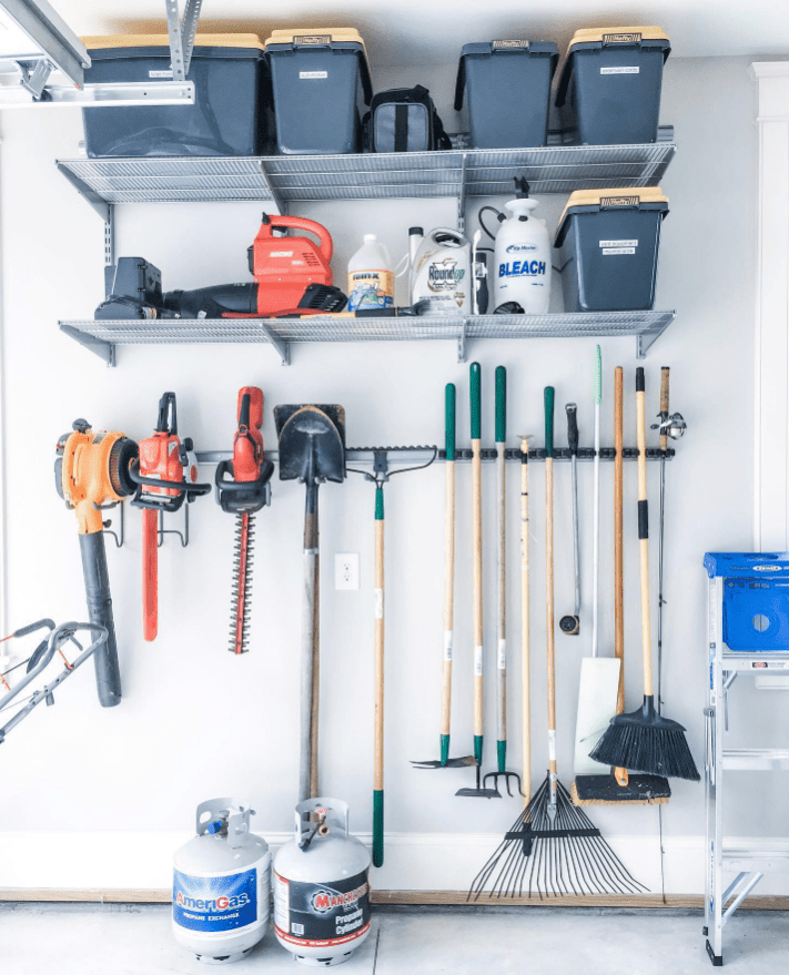 19 Garage -Wandideen, um Ihren Raum in kürzester Zeit zu verwandeln 38 Wand aus Gartenwerkzeugen und Ausrüstung