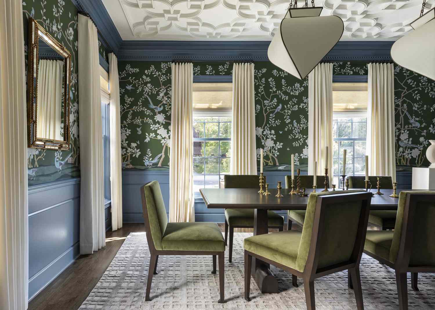 formelles Esszimmer mit Cremevorhängen