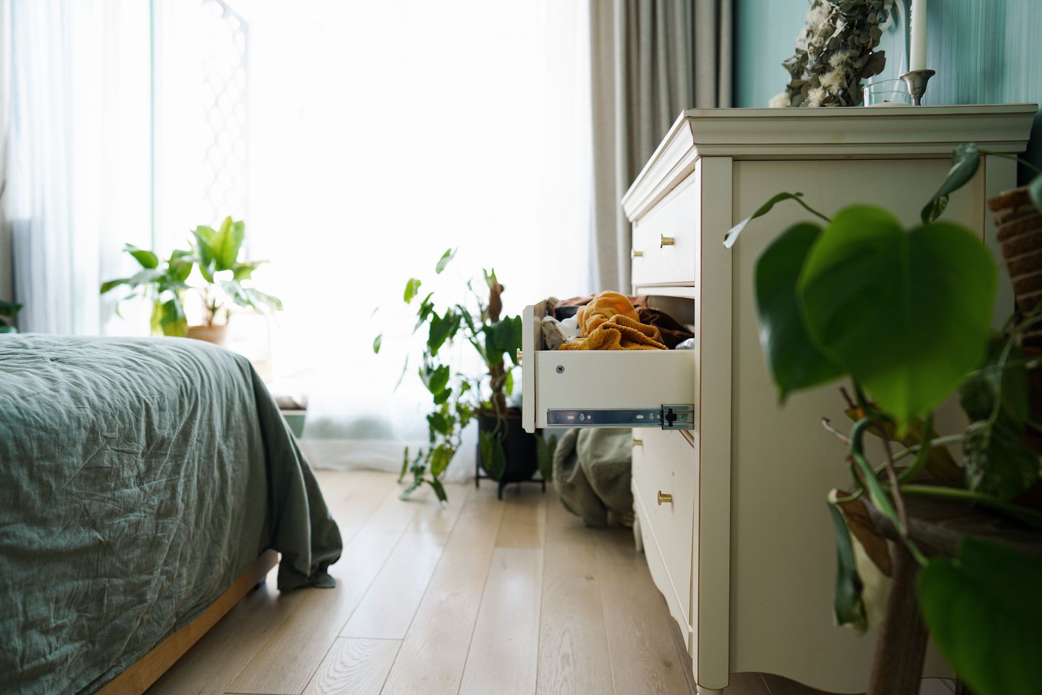 5 Merkmale des Gemeinschaftszimmers, mit denen Designer tatsächlich den "Ick" verleihen können 4 überfüllte Kommode im Schlafzimmer
