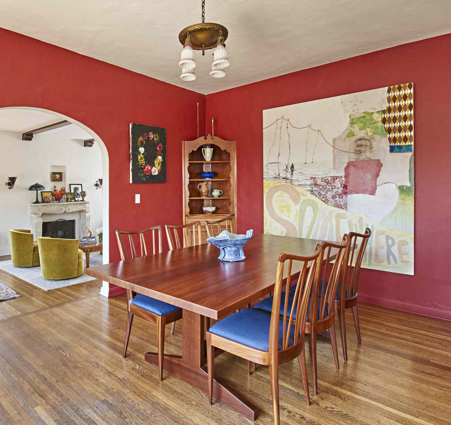 Buntes Esszimmer mit großem Kunststück