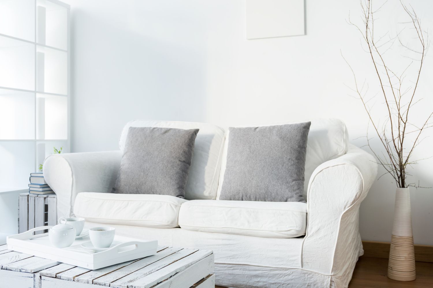 4 Farben Sie sollten Ihr Wohnzimmer niemals malen, so Designer 4 Kühle weiße Wände