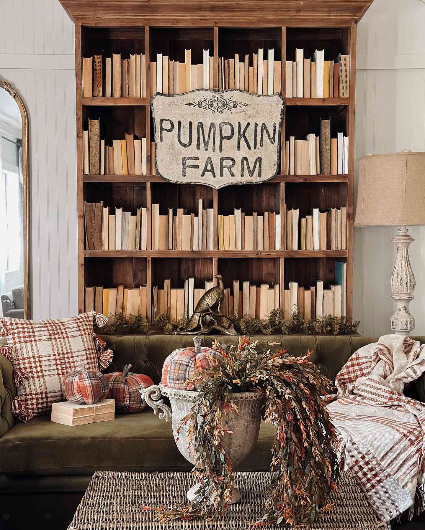 Neutraler Herbst -Bücherregal