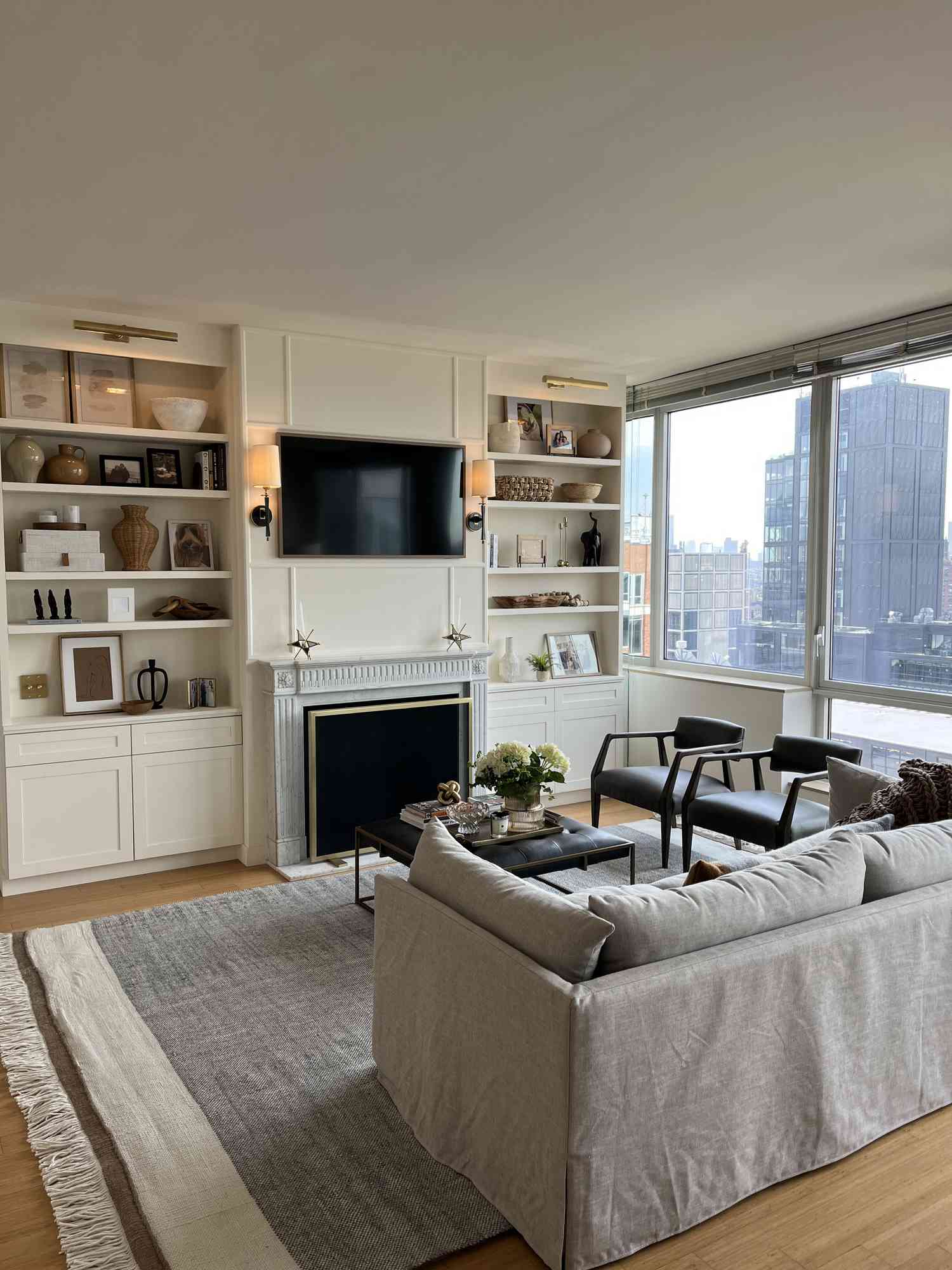 Wie man einen Mantel mit einem Fernseher dekoriert, so dass er laut Designer tatsächlich gut aussieht, sieht er tatsächlich gut aus 8 Mantel mit Fernseher darüber und auf jeder Seite streuert