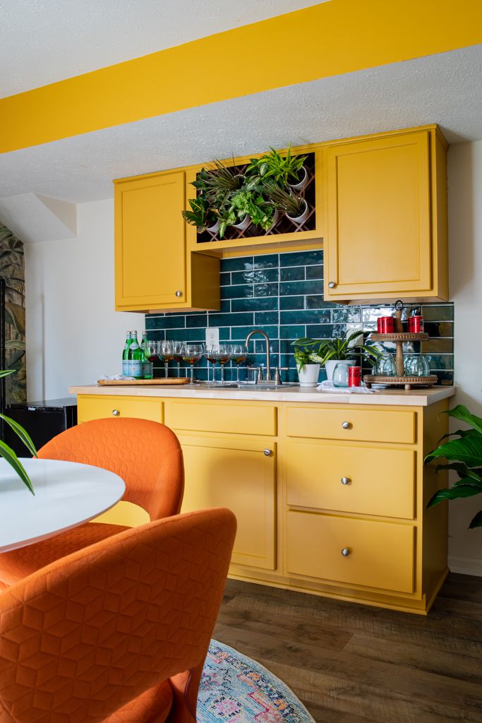 10 geniale Möglichkeiten, um einer stumpfen Küche einen Farbtupfer hinzuzufügen, teilen Designer 6 Eine Kellerküchenzeile mit Senf gelbe Schränke