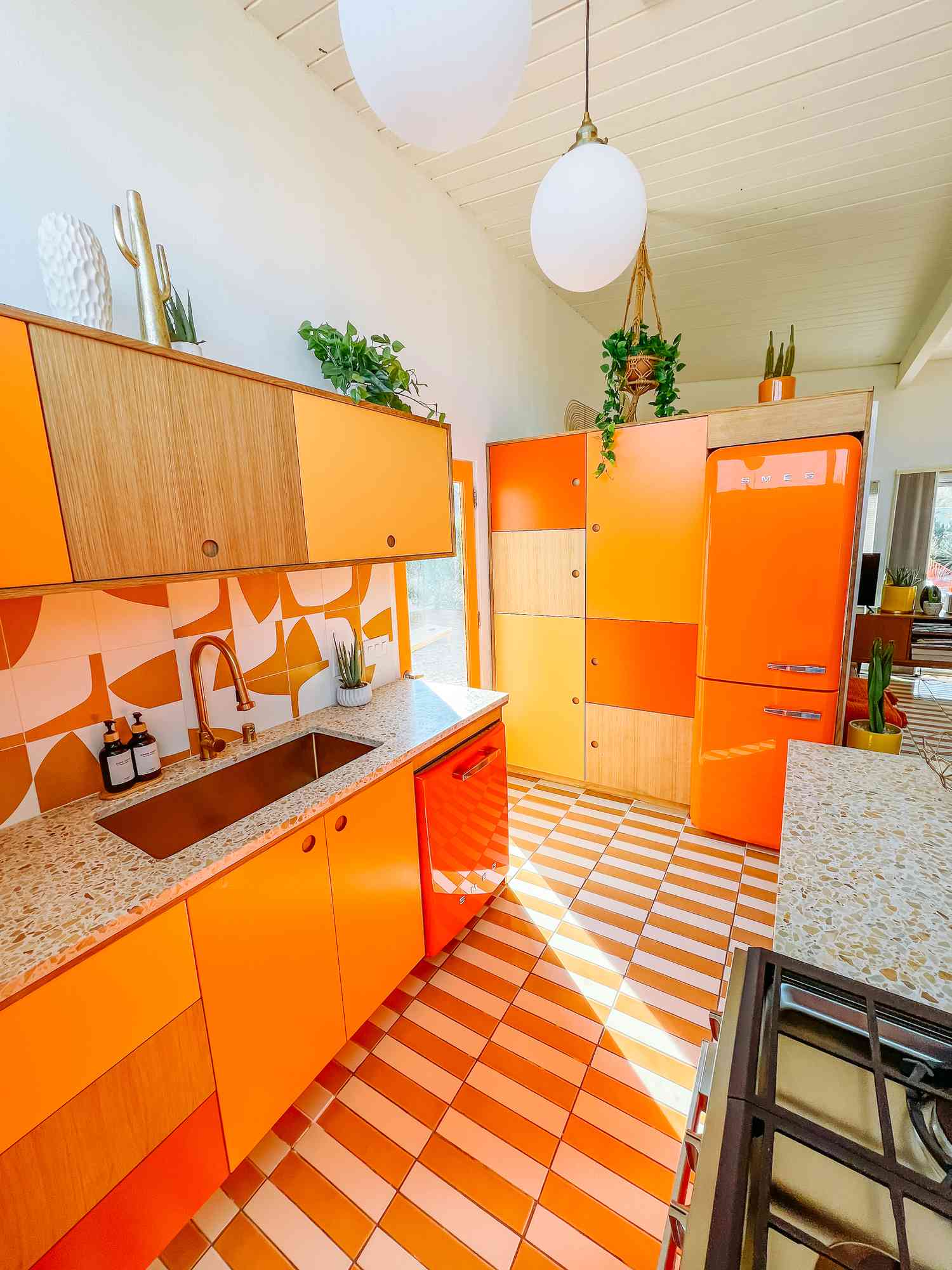 10 geniale Möglichkeiten, um einer stumpfen Küche einen Farbtupfer hinzuzufügen, teilen Designer 4 Eine Küche im Retro -Stil mit orangefarbenen Schränken, Bodenbelag und Kühlschrank