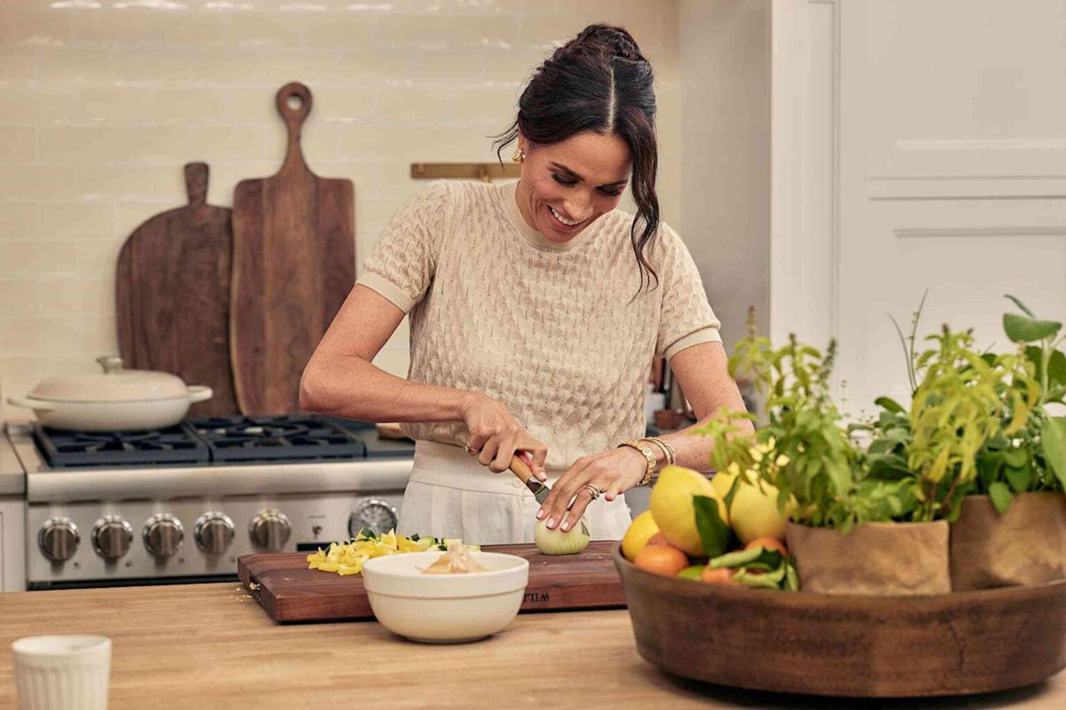 1742376077 Das One Stueck Dekor Meghan Markle Bobby Berk und Dakota