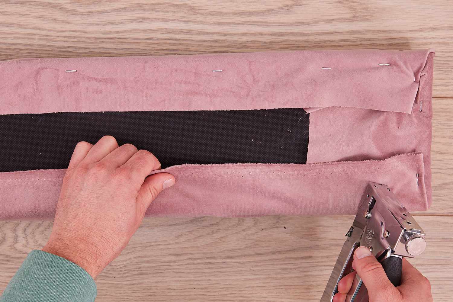 Bedeckung der anderen Teile des Bettes mit Polsterung