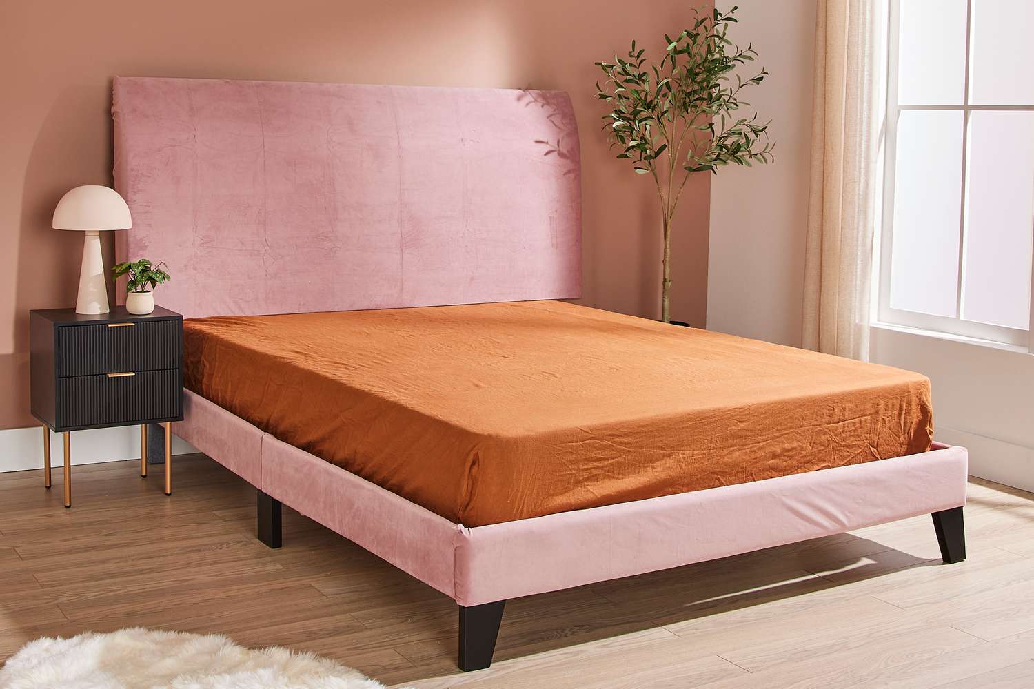 Nach dem Polsterung das Bett wieder zusammensetzen