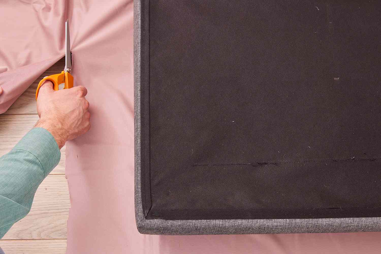Das Kopfteil über den Stoff legen