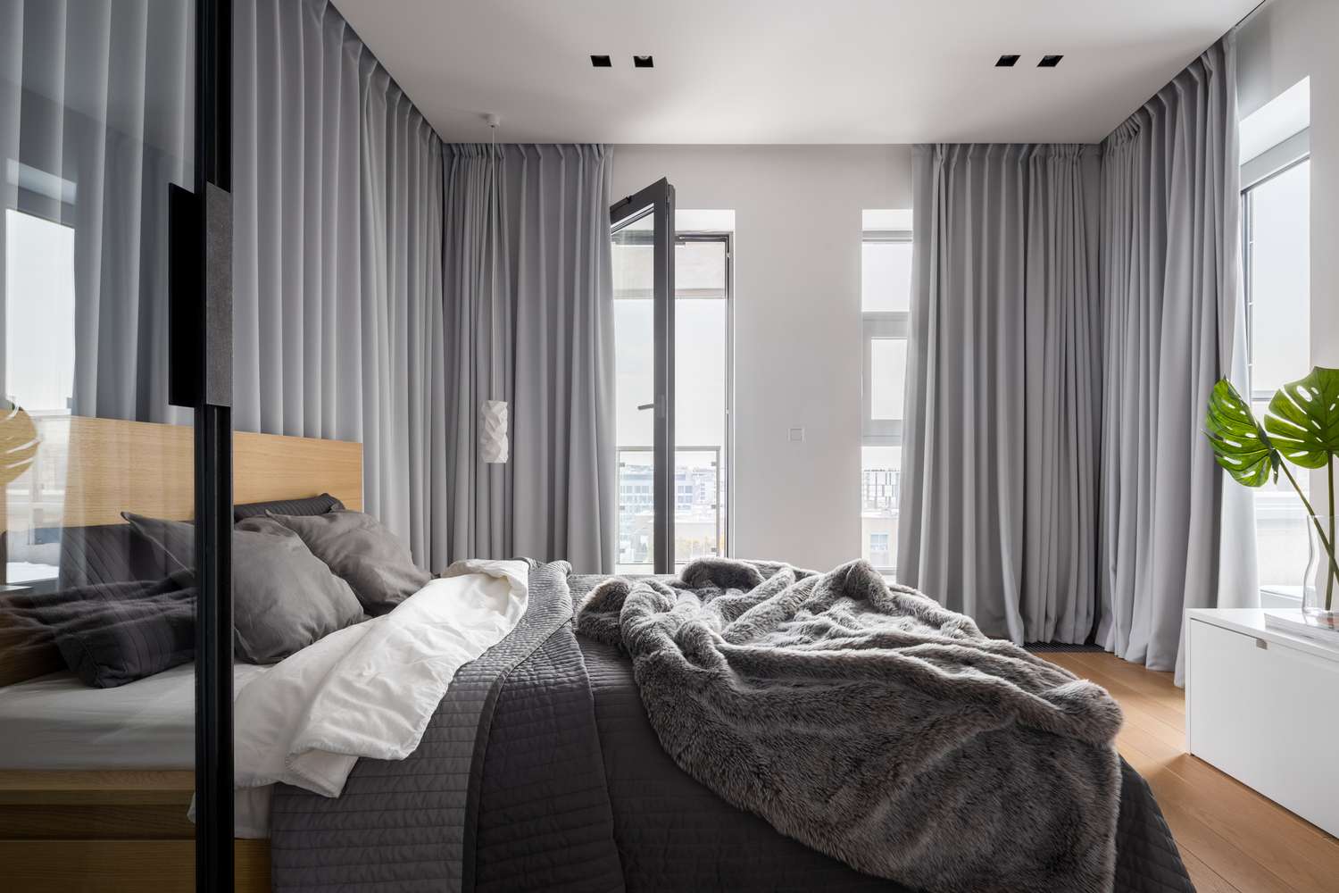 7 Bedroom Decorating Mistakes Designers Immediately Notice 6 Gray curtains in a modern bedroom