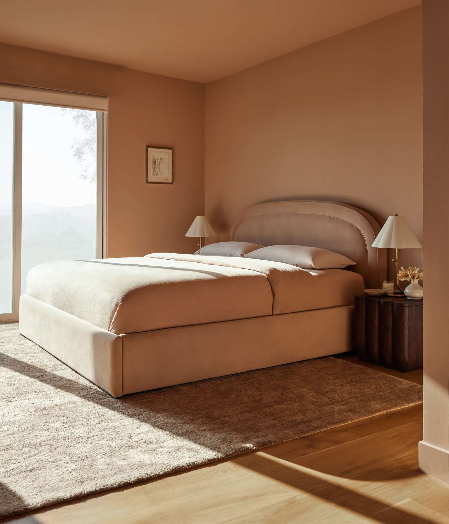 Sänger Este Haims farbgetränktes Schlafzimmer ist der Trend, den wir nicht genug dieses Jahres bekommen können 10 Este Haim Farbe durchnässtes Schlafzimmer Pink Tan Neutralpalette Minimalist