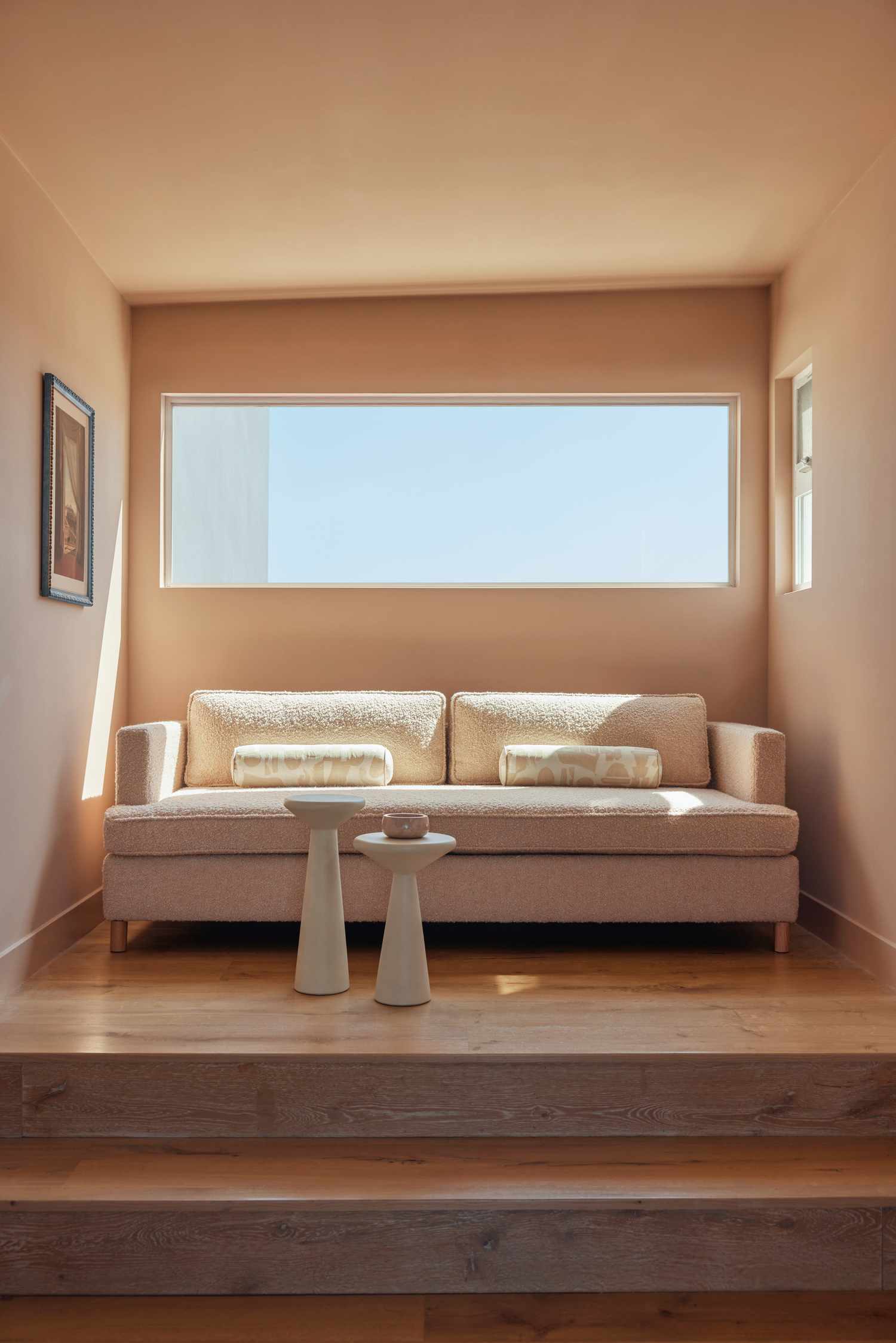 Sänger Este Haims farbgetränktes Schlafzimmer ist der Trend, den wir nicht genug dieses Jahres bekommen können 12 Este Haim Wohnzimmer Farbe durchnässt rosa