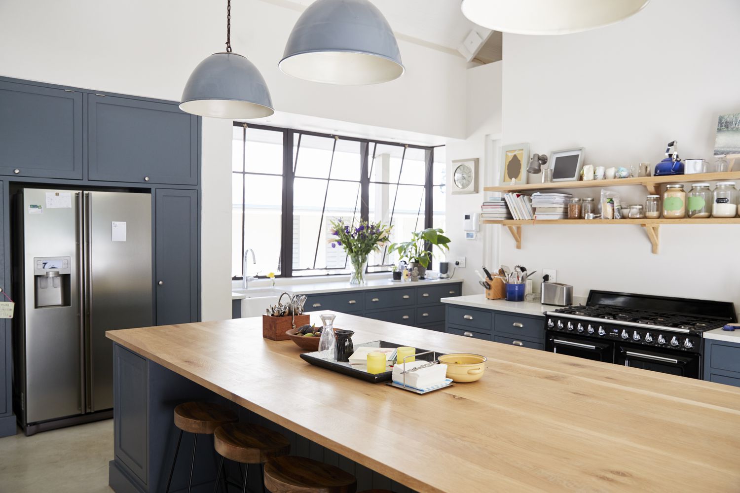 Sparen Sie Ihr Geld und überspringen Sie diese 5 Home -Upgrades, so Designer 6 Blaue Schränke in der Küche mit ausgefallenen Geräten und Öfen