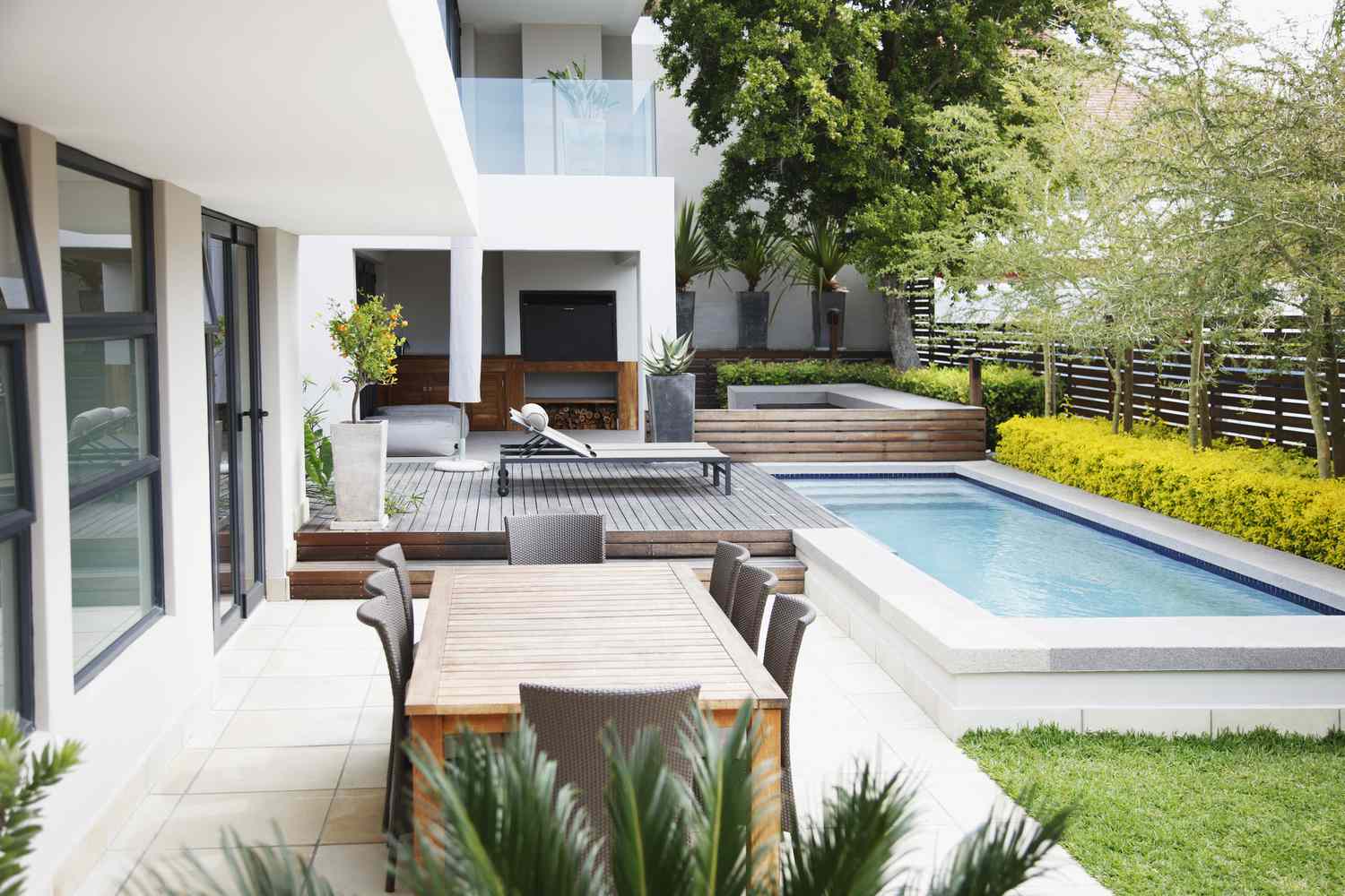 Sparen Sie Ihr Geld und überspringen Sie diese 5 Home -Upgrades, so Designer 4 Schwimmbad in der Nähe eines Deck- und Terrassenmöbels