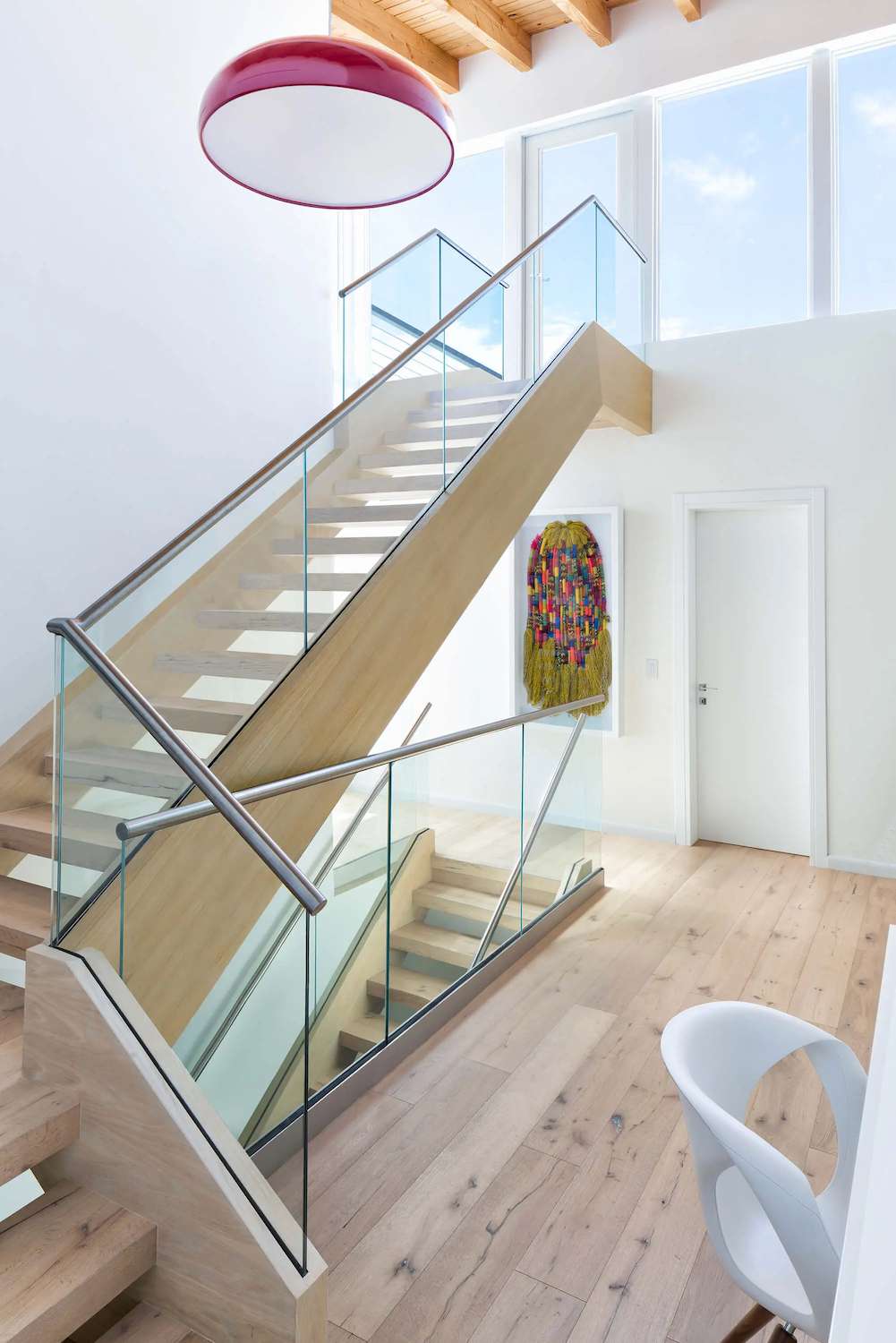 Moderne Glasholz und Metalltreppe
