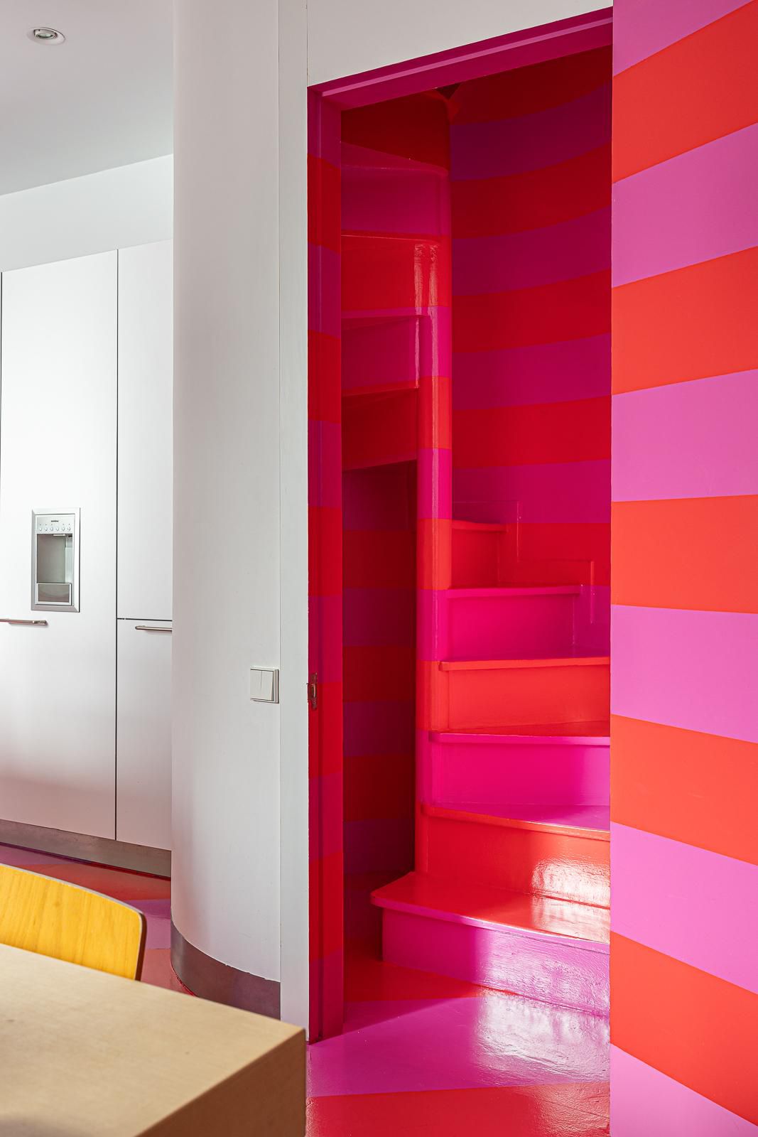 farbenfroh gestrichene moderne Treppe