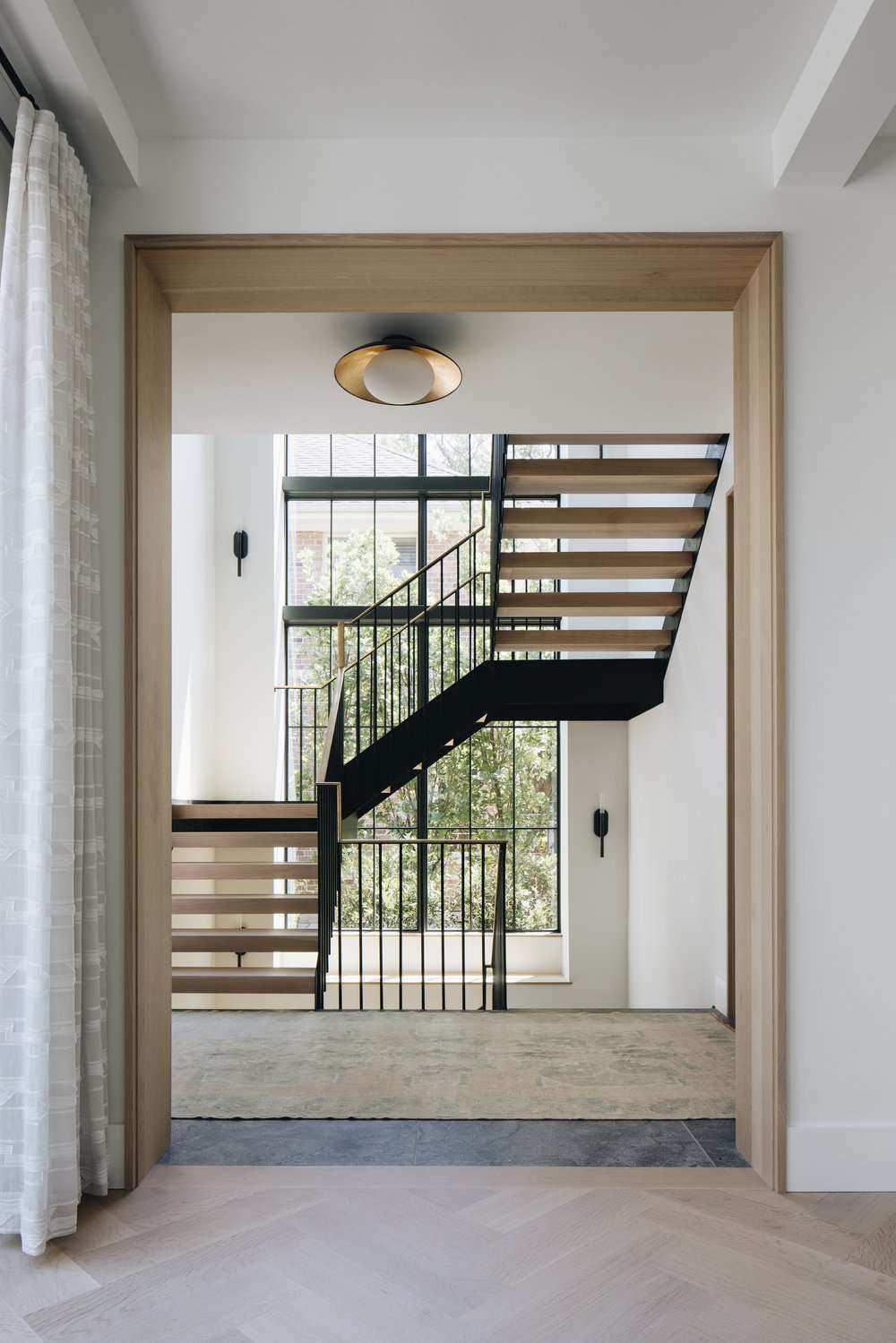 Moderne Holz- und schwarze Metalltreppe
