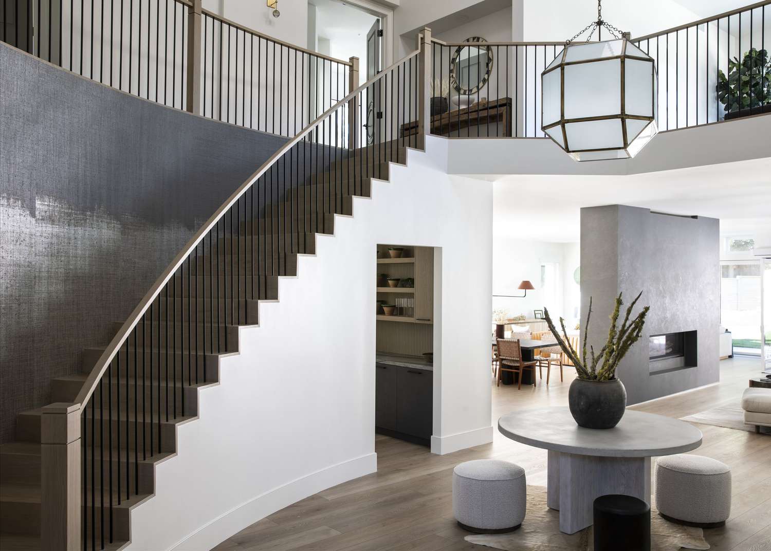 gebogene moderne Treppe