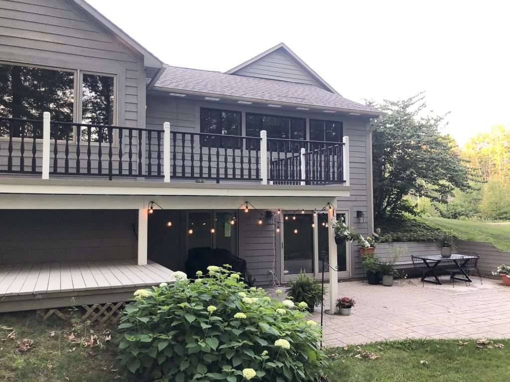 graues Haus und schwarzes Deck