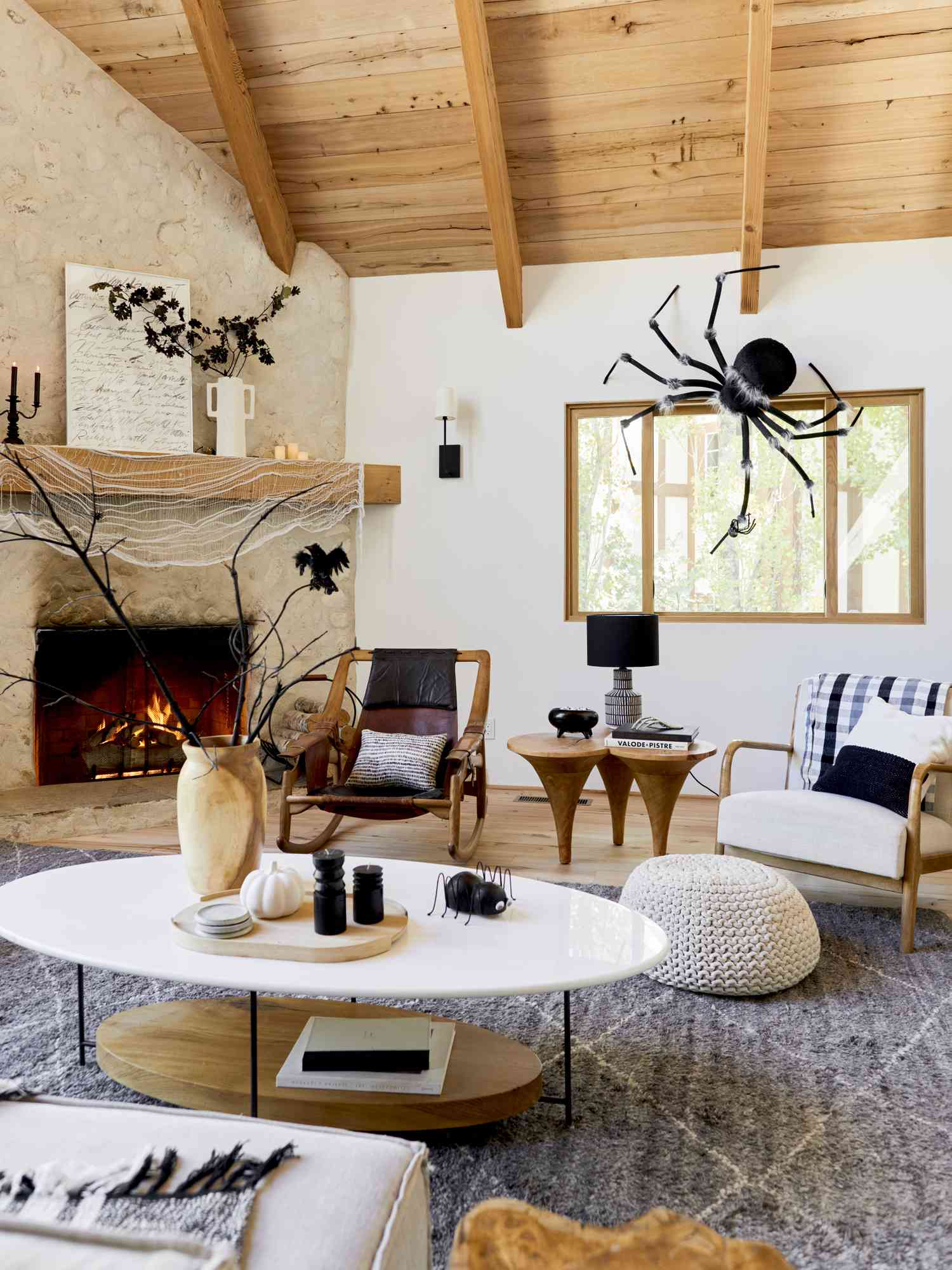 Halloween Mantel Ideen matt schwarz