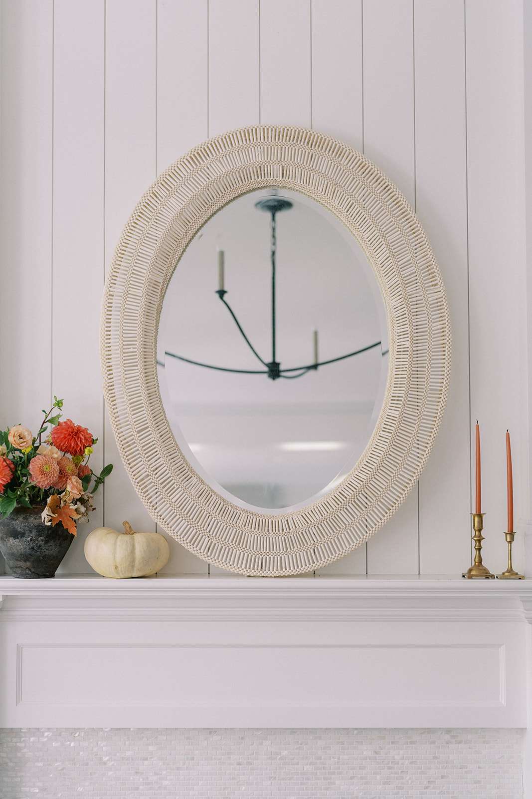 Halloween Mantel -Ideen gefärbte Kerzen