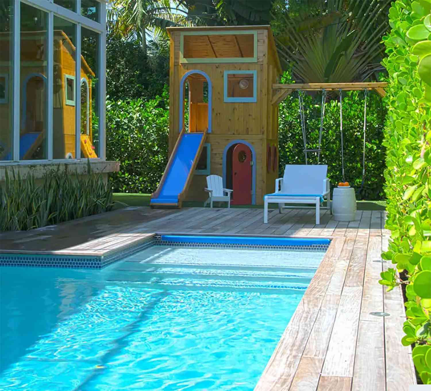 Cooles Hinterhof -Pool -Deck mit Spielbereich für Kinder