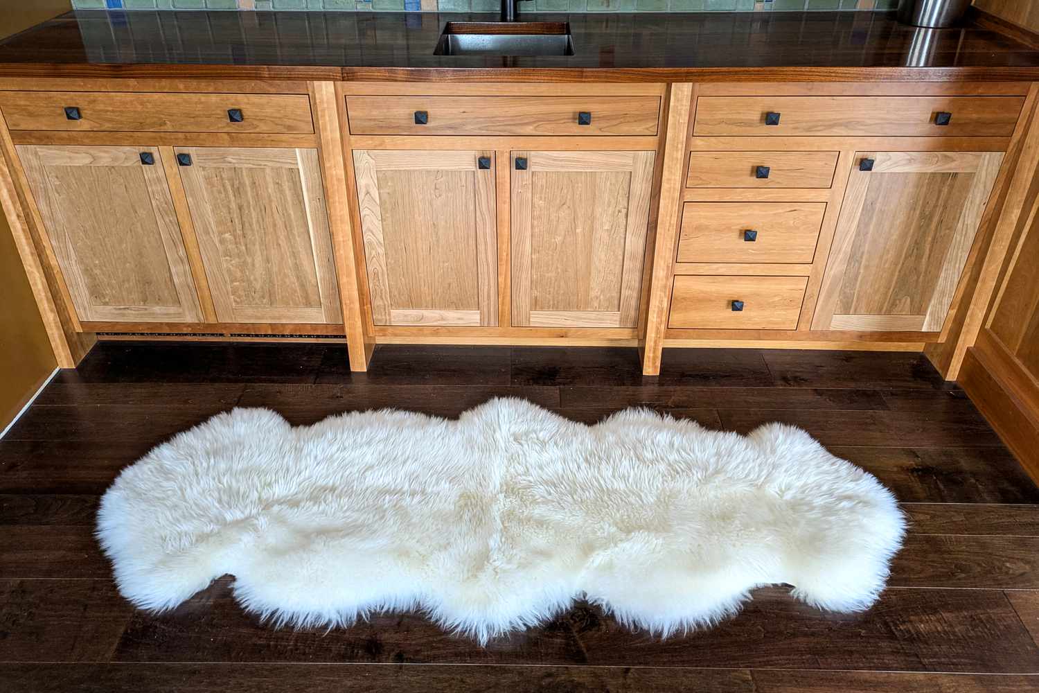 Der Schaffell Teppich auf einem Holzboden in der Nähe von Möbeln