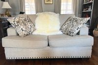Der Quince Australian Single Sheepell Teppich auf einer Couch