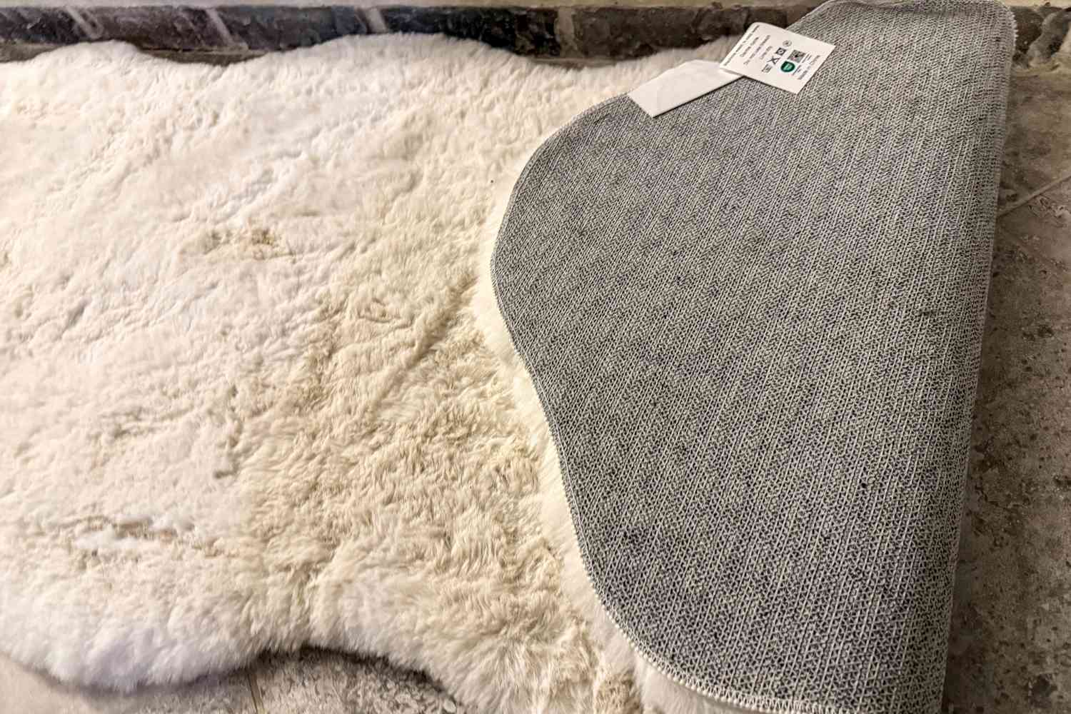 Die Teppiche USA Waverly Double Faux Sheepell Teppich gefaltet, um unten und oben zu zeigen