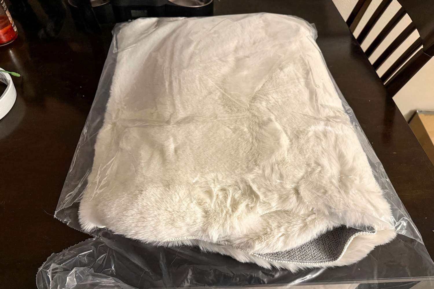 Die Teppiche USA Waverly Double Faux Sheepell Teppich in seiner Verpackung auf einem Tisch