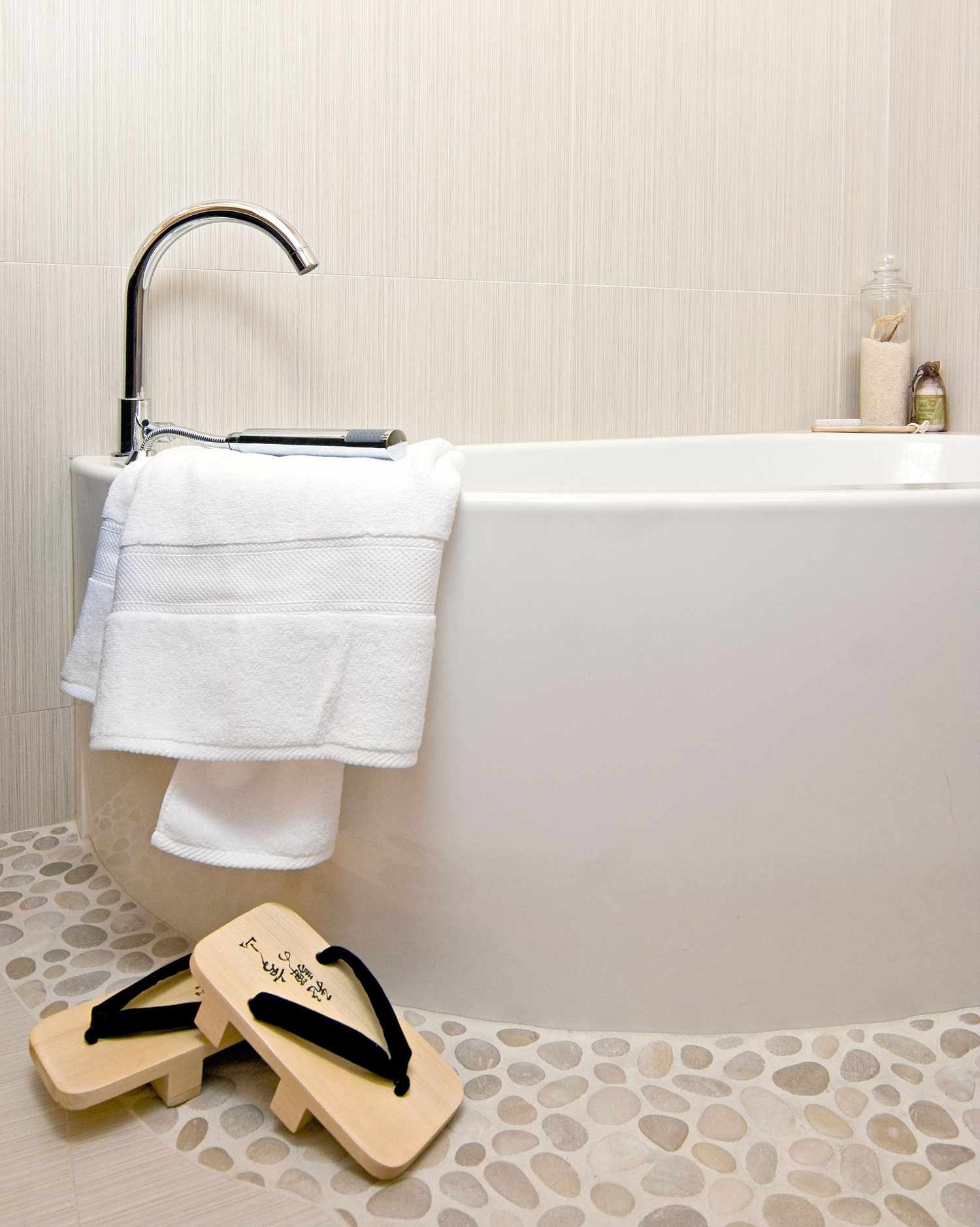 Japandi Badezimmer mit Kieselboden