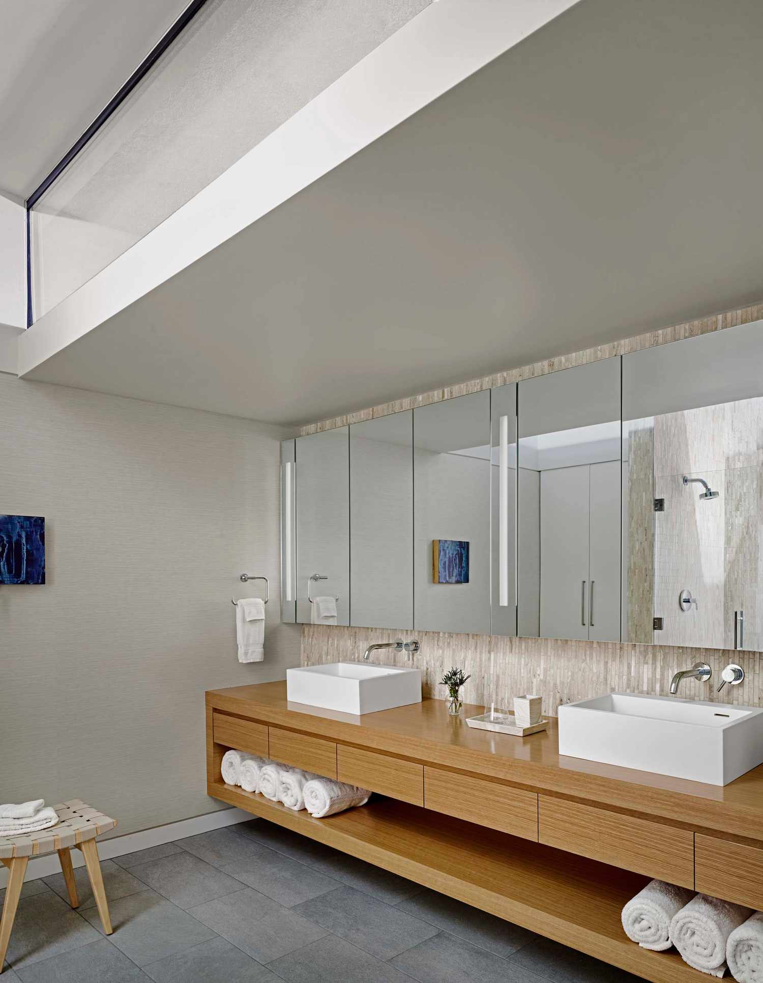 zeitgenössisches Japandi -Badezimmer