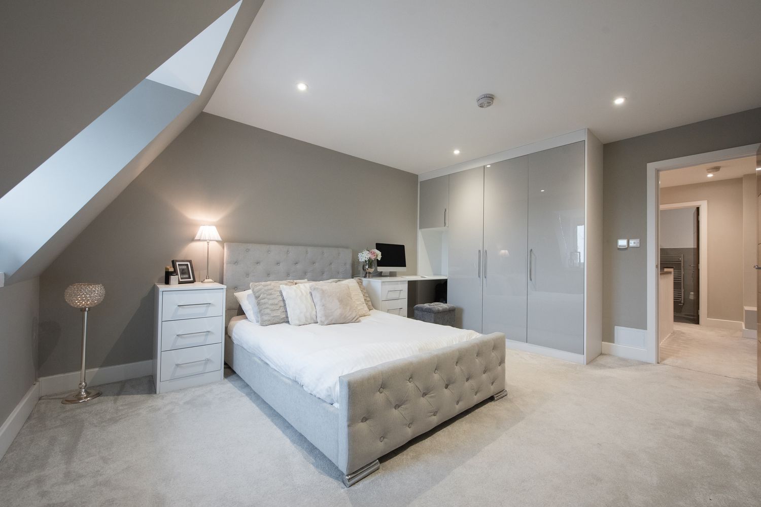 Hören Sie auf, mit dieser veralteten "tausendjährigen" Farbe zu dekorieren, warnen Designer 4 Graues Schlafzimmer