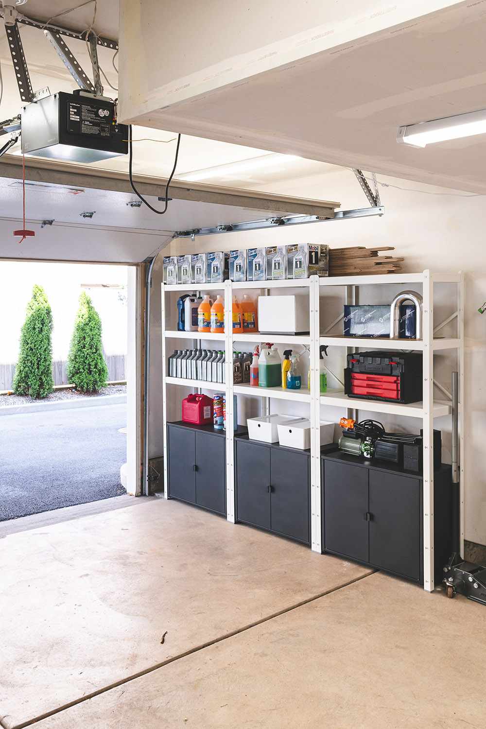 19 Garage -Wandideen, um Ihren Raum in kürzester Zeit zu verwandeln 2 Seite der Garage hat mehrere Regalereihen