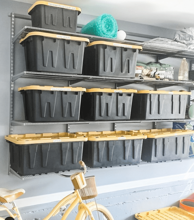 19 Garage -Wandideen, um Ihren Raum in kürzester Zeit zu verwandeln 8 Eine Garagenwand, die mit schwarzen Behältern in mehreren Reihen bedeckt ist