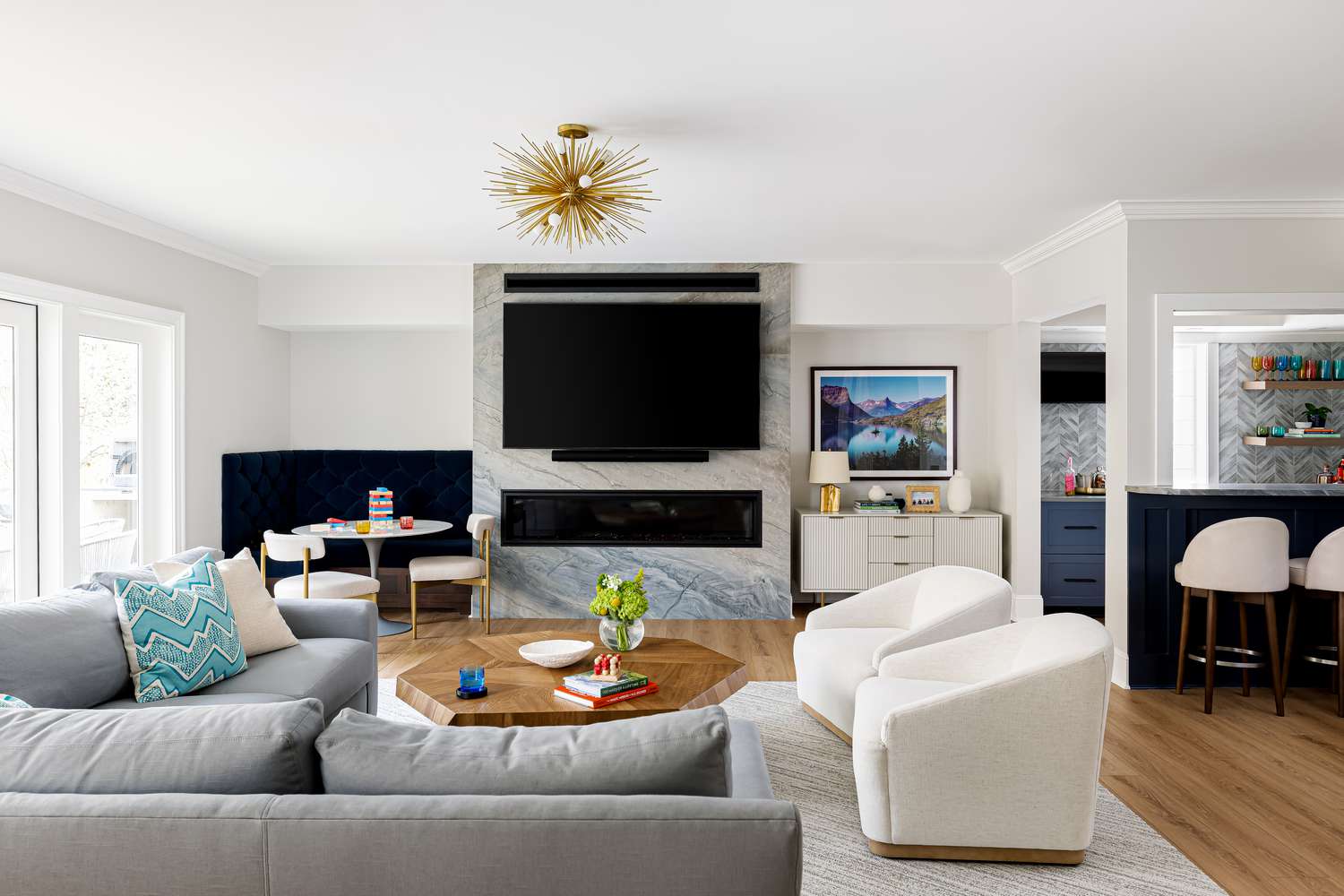 lässiges Wohnzimmer mit goldenem Flush Mount