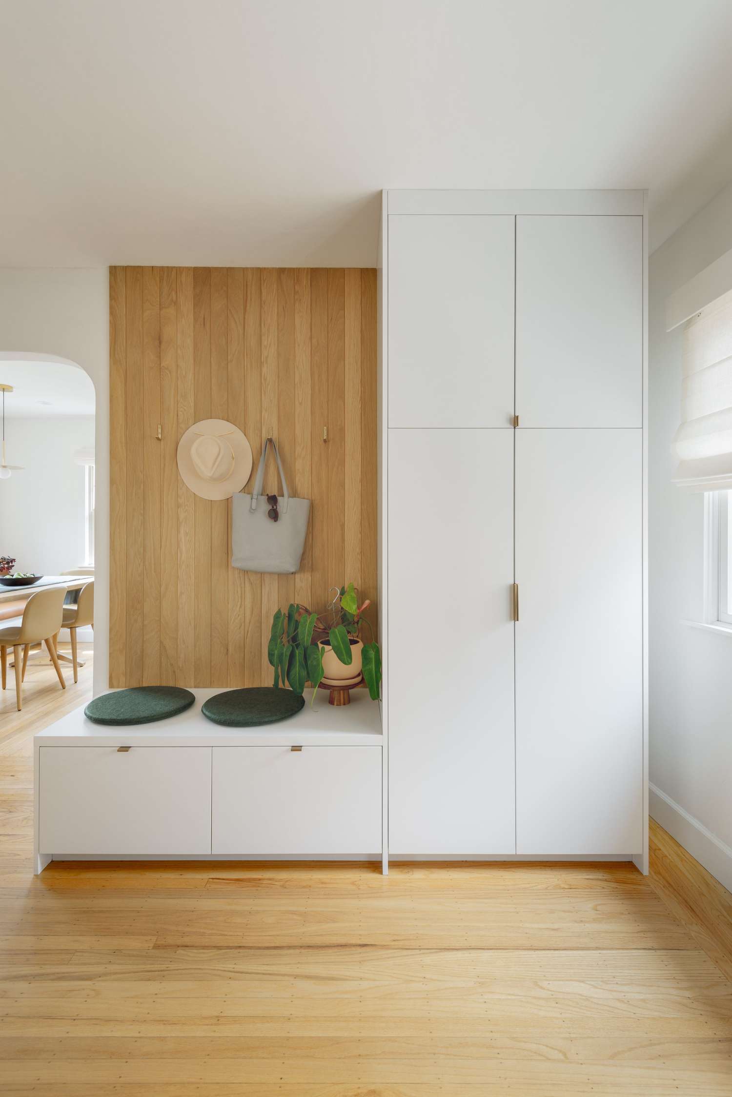 6 einfache Möglichkeiten, um einen Eingangseingang größer und heller aussehen zu 2 Minimalistischer moderner Eingang mit Flor bis Deckenmühle und Schrank