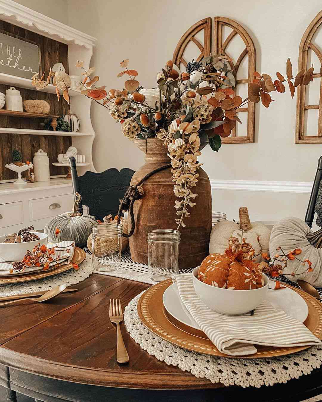 6 einfache Möglichkeiten, wie ich mein Zuhause für den Herbst vorbereitete, ohne einen Cent auszugeben 4 Herbsttisch -Scape mit Holzvase mit verschiedenen getrockneten Blüten und Kürbissen um sie herum gefüllt