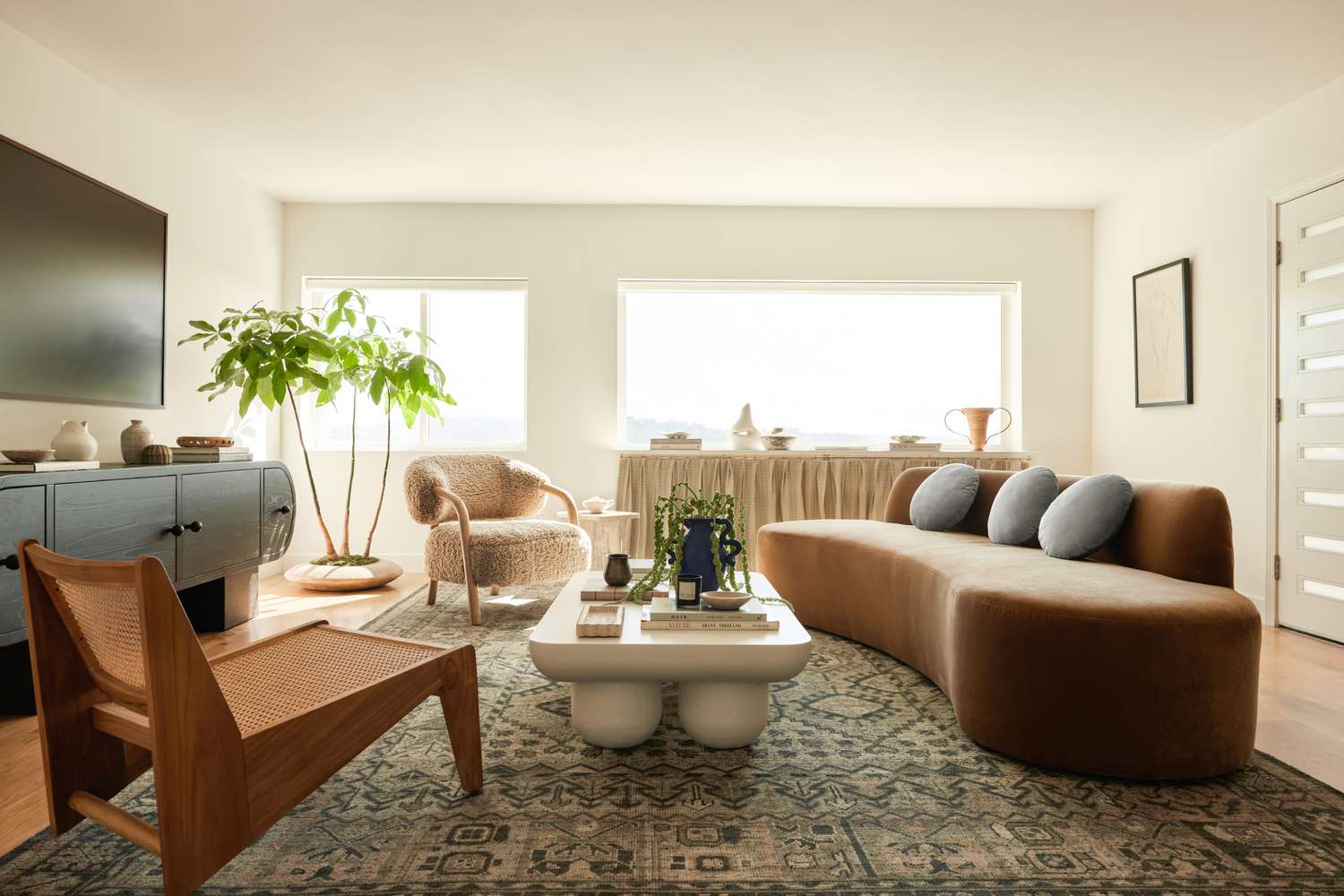 Sänger Este Haims farbgetränktes Schlafzimmer ist der Trend, den wir nicht genug dieses Jahres bekommen können 2 Este Haim Wohnzimmer breites Schuss neutraler Palette