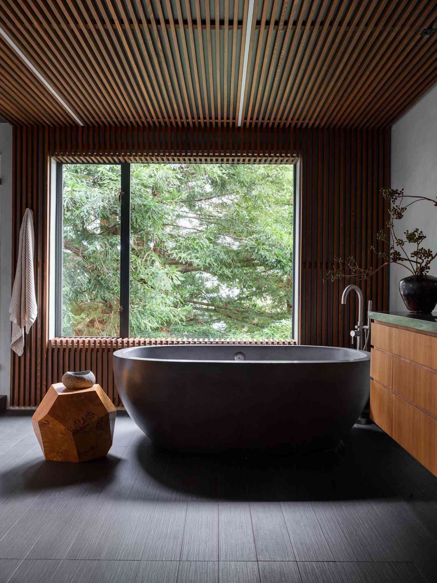 Japandi Badezimmer mit Holzlattenwänden