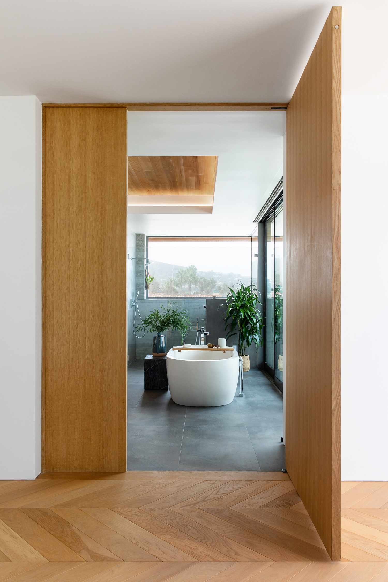 Japandi Badezimmer mit Holzdecke