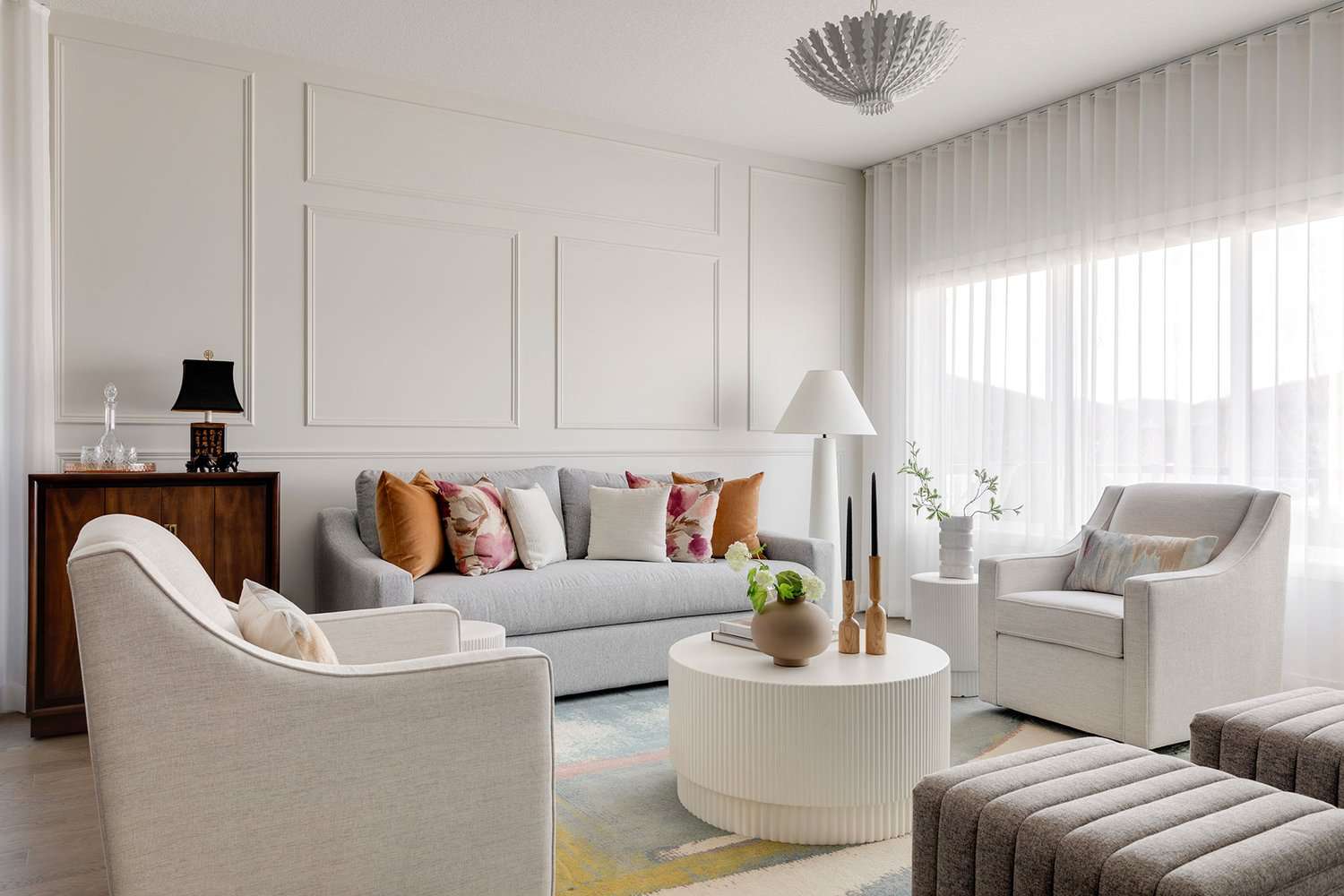 Was sind neutrale Farben? 6 Farbpaletten direkt von unseren Lieblingsdesigner 24 Neutrales Wohnzimmer mit Farbakzenten