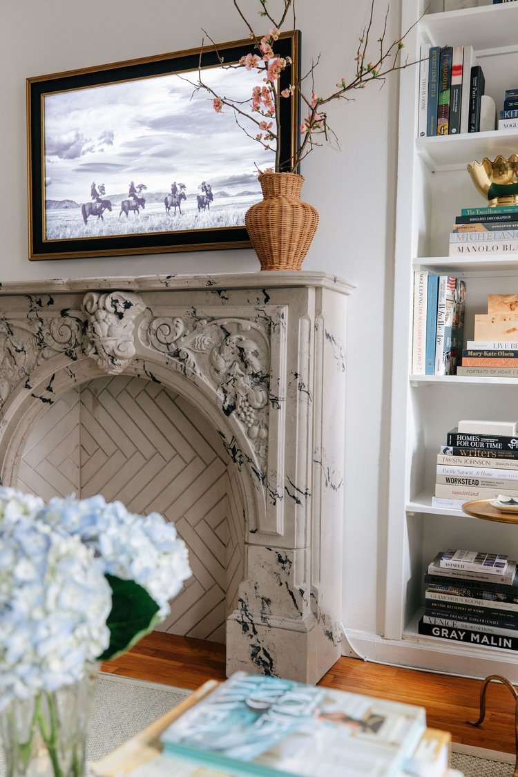 Wie man einen Mantel mit einem Fernseher dekoriert, so dass er laut Designer tatsächlich gut aussieht, sieht er tatsächlich gut aus 2 Mantel über dem Fernseher mit Blumen in strukturierter Vase