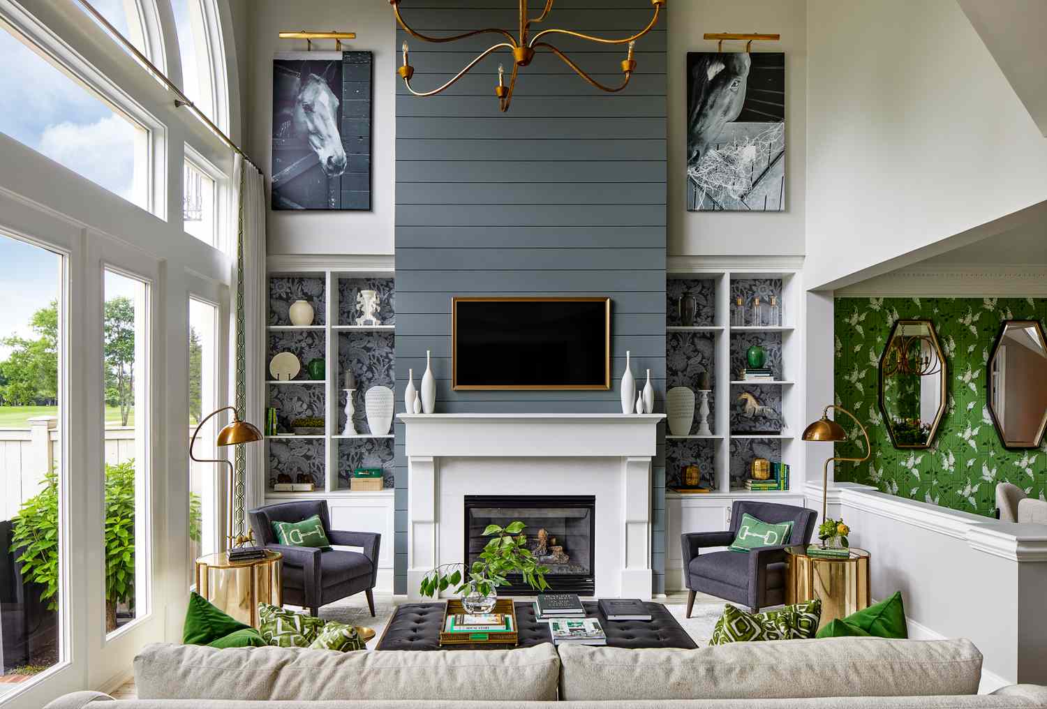 Wie man einen Mantel mit einem Fernseher dekoriert, so dass er laut Designer tatsächlich gut aussieht, sieht er tatsächlich gut aus 6 hohe Vasen auf beiden Seiten des Fernsehens auf dem Mantel