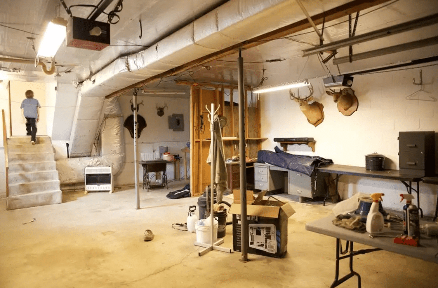 Keller vorher mit Kanälen und Metall, die an der Decke hängen