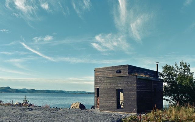 kleines Haus neben dem Wasser
