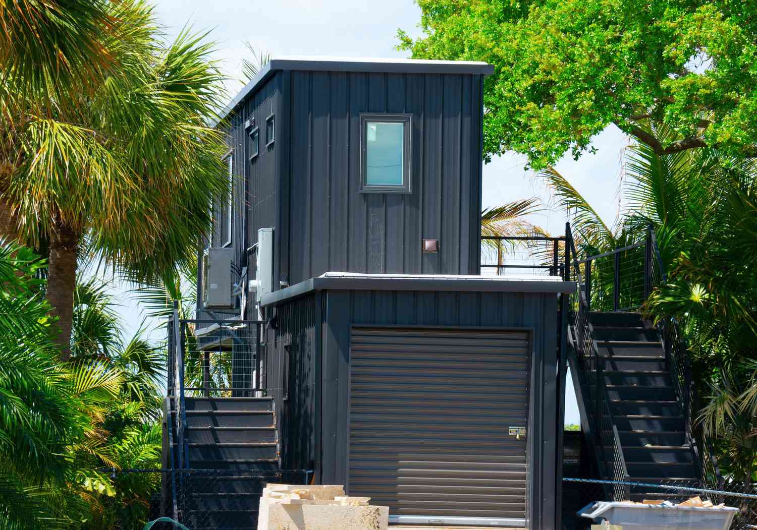 Zweistöckig schwarzes Containerhaus